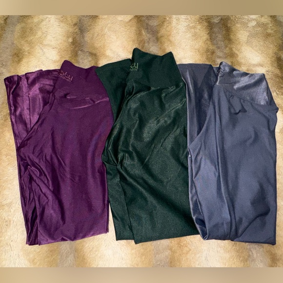 HI-SHINE LEGGINGS AÇAÍ, FOREST, & CARBON - Picture 1 of 13
